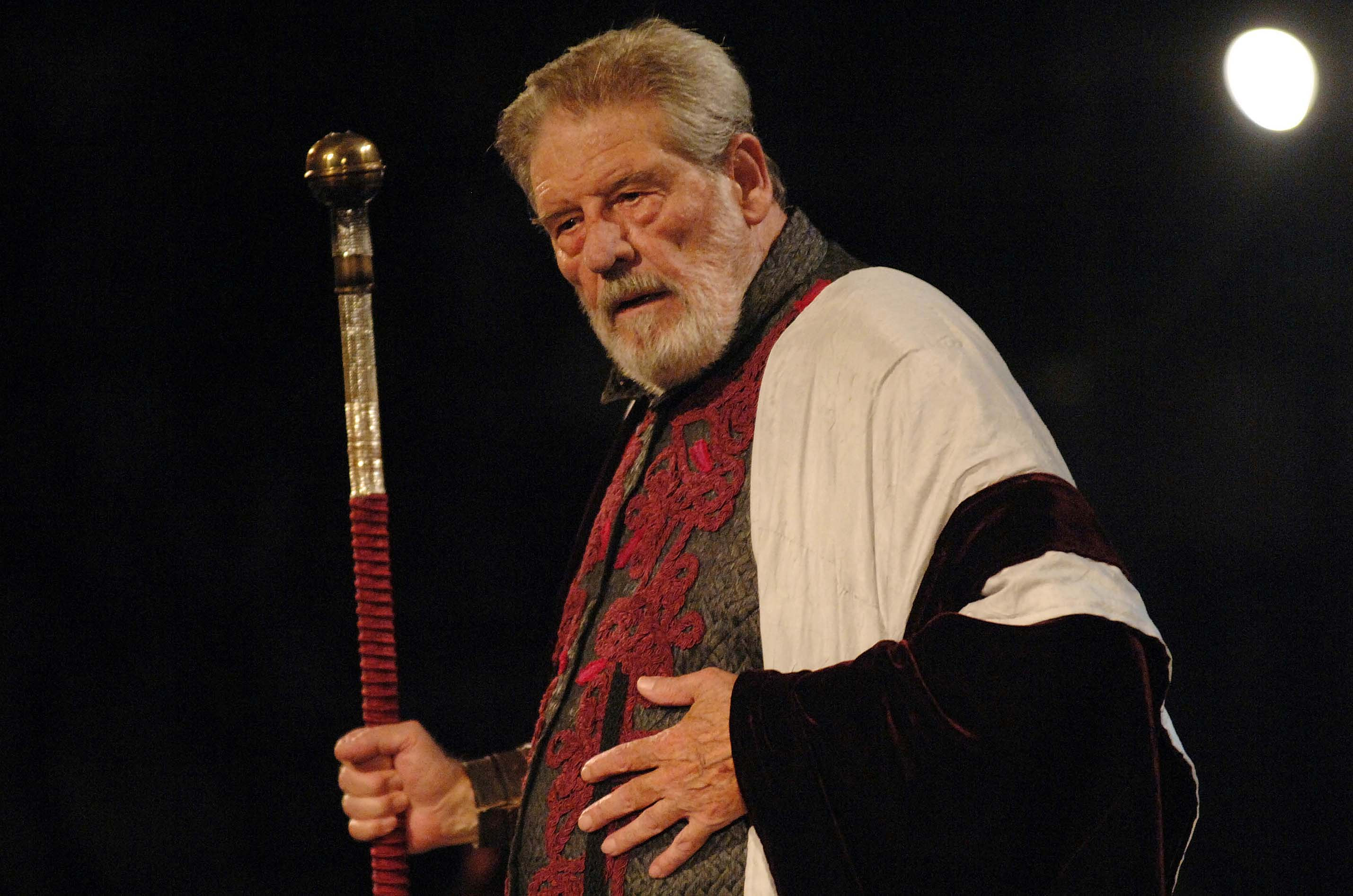 &Gamma;&iota;ά&nu;&nu;&eta;&sigmaf; &Beta;ό&gamma;&lambda;&eta;&sigmaf;: &Delta;έ&kappa;&alpha; &chi;&rho;ό&nu;&iota;&alpha; &chi;&omega;&rho;ί&sigmaf; &tau;&omicron;&nu; &sigma;&pi;&omicron;&upsilon;&delta;&alpha;ί&omicron; &eta;&theta;&omicron;&pi;&omicron;&iota;ό, &tau;&omicron;&nu; &alpha;&gamma;&omega;&nu;&iota;&sigma;&tau;ή &mu;&epsilon; &tau;&eta;&nu; &alpha;&sigma;&upsilon;&mu;&beta;ί&beta;&alpha;&sigma;&tau;&eta; &pi;&rho;&omicron;&sigma;&omega;&pi;&iota;&kappa;ό&tau;&eta;&tau;&alpha;