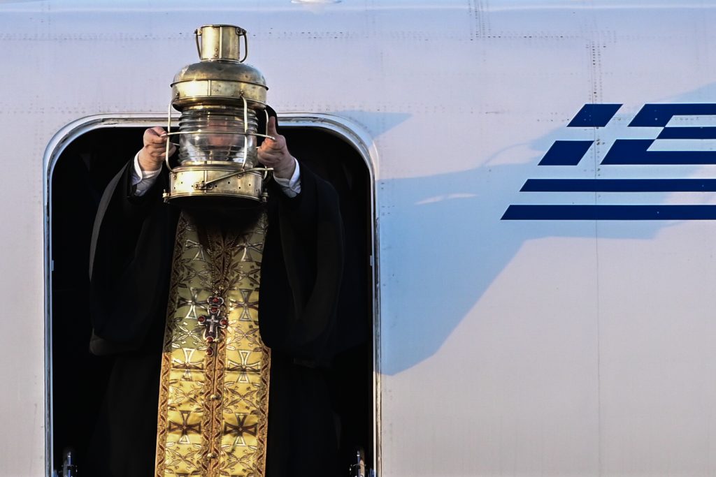 Άγιο Φως: Στο Ισραήλ η ελληνική αποστολή – Τι ώρα αναμένεται να φτάσει στην Ελλάδα