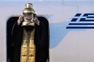 Άγιο Φως: Στο Ισραήλ η ελληνική αποστολή – Τι ώρα αναμένεται να φτάσει στην Ελλάδα