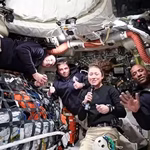 Ιστορική στιγμή: Το Artemis II έσπασε το ρεκόρ του Apollo 13 – Live εικόνα