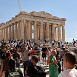 Δούκας στην Guardian: «Η Αθήνα δεν μπορεί να λειτουργεί σαν ένα τεράστιο ξενοδοχείο» – «Βόμβα» ο υπερτουρισμός