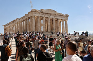 Δούκας στην Guardian: «Η Αθήνα δεν μπορεί να λειτουργεί σαν ένα τεράστιο ξενοδοχείο» – «Βόμβα» ο υπερτουρισμός