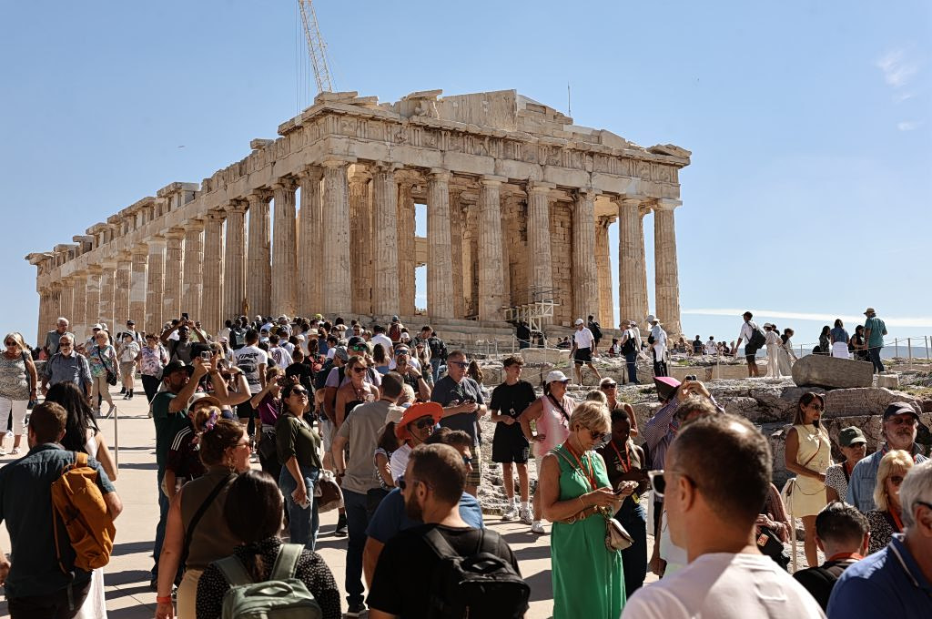 Δούκας στην Guardian: «Η Αθήνα δεν μπορεί να λειτουργεί σαν ένα τεράστιο ξενοδοχείο» – «Βόμβα» ο υπερτουρισμός