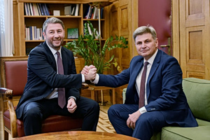 Eπίσημα στο ΠΑΣΟΚ ο Νικόλας Φαραντούρης – Συναντήθηκε με τον Νίκο Ανδρουλάκη