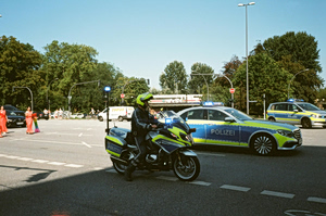 Μόναχο: Δικαστήριο αθώωσε διανομέα που πήδηξε πάνω σε καπό Πόρσε για να αποφύγει  σκυλιά – Δεν θα πληρώσει αποζημίωση
