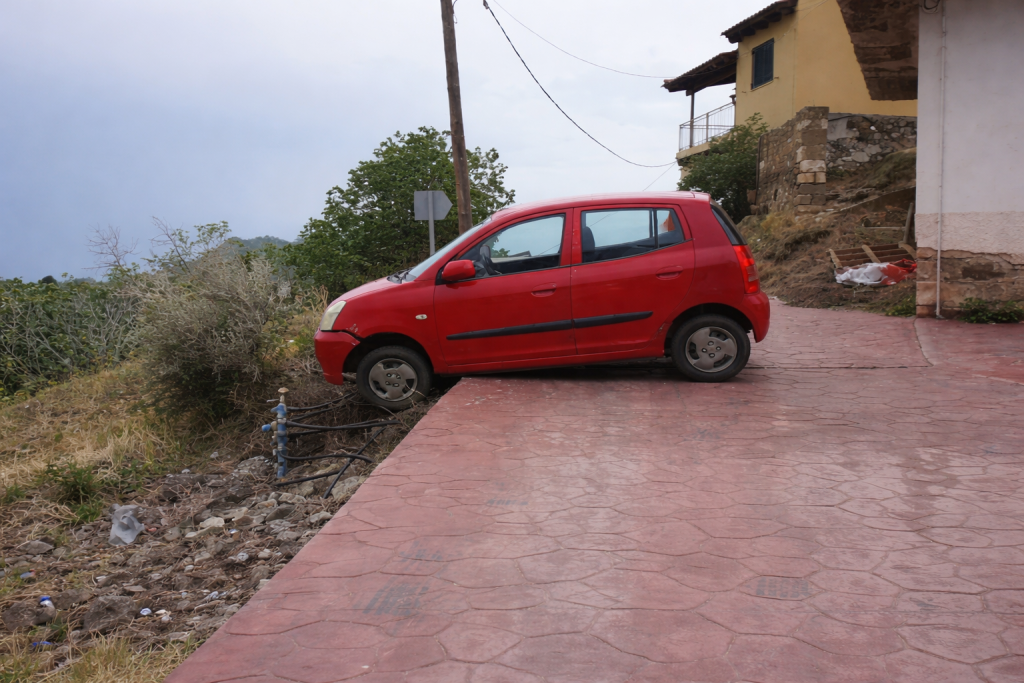 Θυελλώδεις άνεμοι σαρώνουν την Κρήτη – Παρέσυραν αυτοκίνητο, έριξαν δέντρα