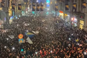 Κάηκε το Σαράγεβο για την πρόκριση της Βοσνίας – Χιλιάδες κόσμου κατέκλεισαν την πρωτεύουσα και άναψαν καπνογόνα