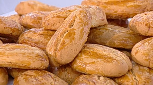 Ο Δημήτρης Σκαρμούτσος ετοιμάζει πασχαλινά κουλουράκια