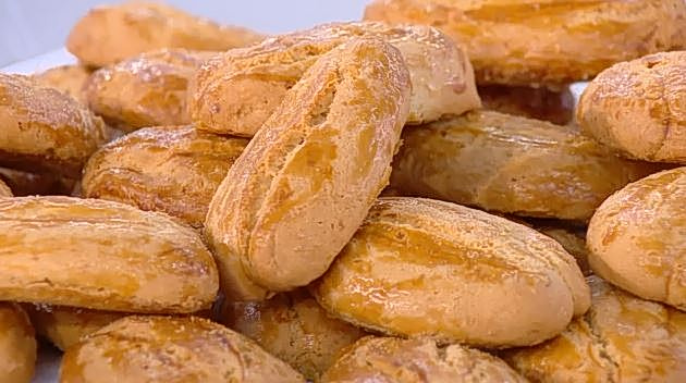 Ο Δημήτρης Σκαρμούτσος ετοιμάζει πασχαλινά κουλουράκια