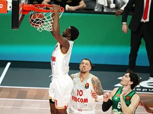 EuroLeague: Ο Άλφα Ντιαλό παρέλαβε το βραβείο του καλύτερου αμυντικού της χρονιάς (vid)