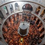 Με λαμπρότητα η αφή του Αγίου Φωτός – Το μήνυμα της Ανάστασης και της ελπίδας σε όλη την Οικουμένη