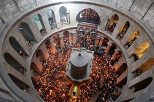 Με λαμπρότητα η αφή του Αγίου Φωτός – Το μήνυμα της Ανάστασης και της ελπίδας σε όλη την Οικουμένη