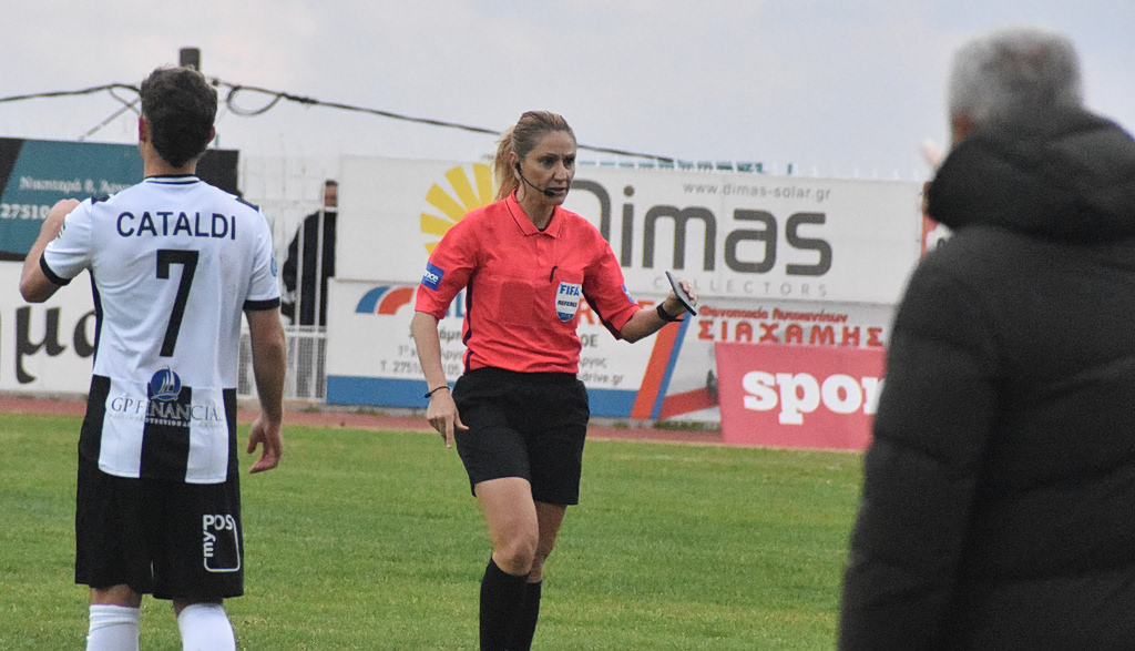 Η διεθνής διαιτητής Ελένη Αντωνίου στην ομάδα η οποία συνέλαβε τον 89χρονο «πιστολέρο»