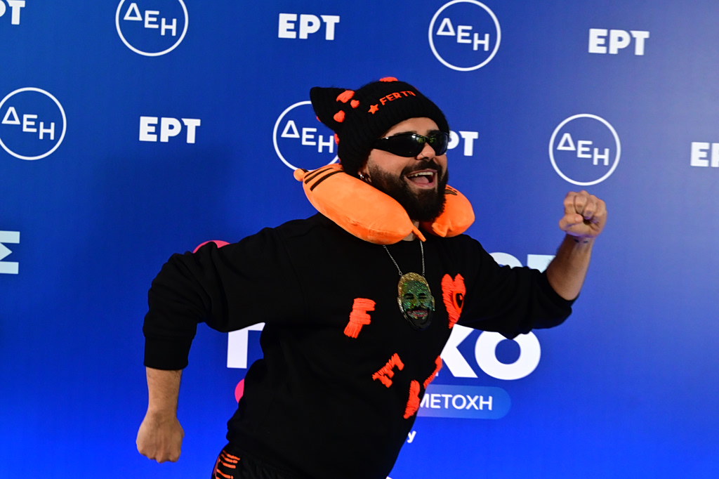 &Beta;&Omicron;&Mu;&Beta;&Alpha;: &Omicron; Akylas &sigma;&tau;&eta; &sigma;&kappa;&eta;&nu;ή &tau;&eta;&sigmaf; Eurovision &mu;&epsilon; &tau;&eta;&nu; &Pi;&alpha;&rho;&theta;έ&nu;&alpha; &Chi;&omicron;&rho;&omicron;&zeta;ί&delta;&omicron;&upsilon; &ndash; &Pi;&omicron;&iota;&omicron;&iota; ά&lambda;&lambda;&omicron;&iota; &theta;&alpha; &epsilon;ί&nu;&alpha;&iota; &mu;&alpha;&zeta;ί &tau;&omicron;&upsilon;&sigmaf;