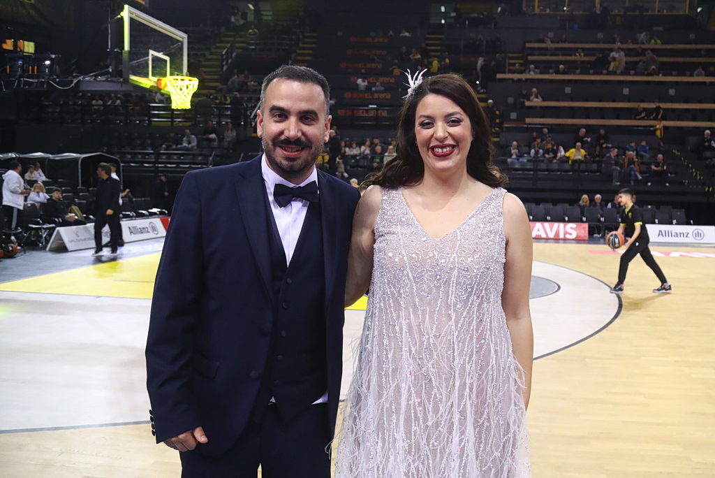 ΑΕΚ – Ολυμπιακός: Ο εκφωνητής της «Ένωσης» παντρεύτηκε και αμέσως πήγε στο γήπεδο ντυμένος γαμπρός (vid)