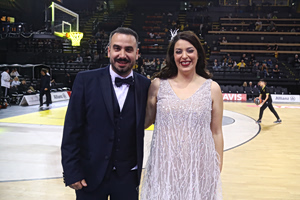 ΑΕΚ – Ολυμπιακός: Ο εκφωνητής της «Ένωσης» παντρεύτηκε και αμέσως πήγε στο γήπεδο ντυμένος γαμπρός (vid)