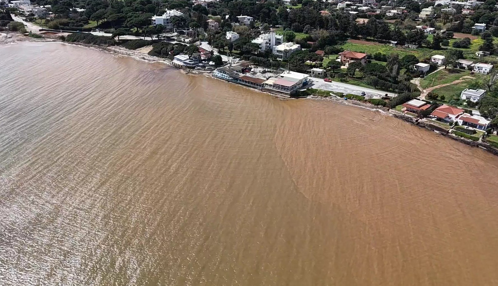 Κακοκαιρία Erminio: Ο Ευβοϊκός «βάφτηκε» καφέ από λάσπη και φερτά υλικά – Εικόνες από drone