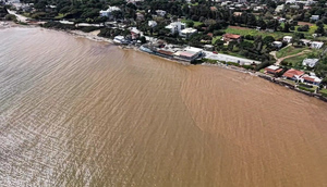 Κακοκαιρία Erminio: Ο Ευβοϊκός «βάφτηκε» καφέ από λάσπη και φερτά υλικά – Εικόνες από drone