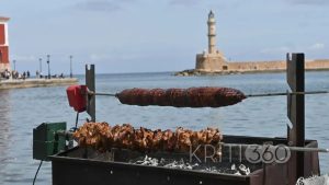 Χανιά: Σουβλίζουν αρνί, κοκορέτσι και αντικριστό με θέα τον Φάρο στο Ενετικό Λιμάνι