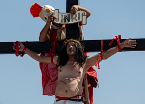 Αναπαράσταση της Σταύρωσης του Ιησού Χριστού: Ένα έθιμο που προκαλεί αντιδάσεις κάθε χρόνο