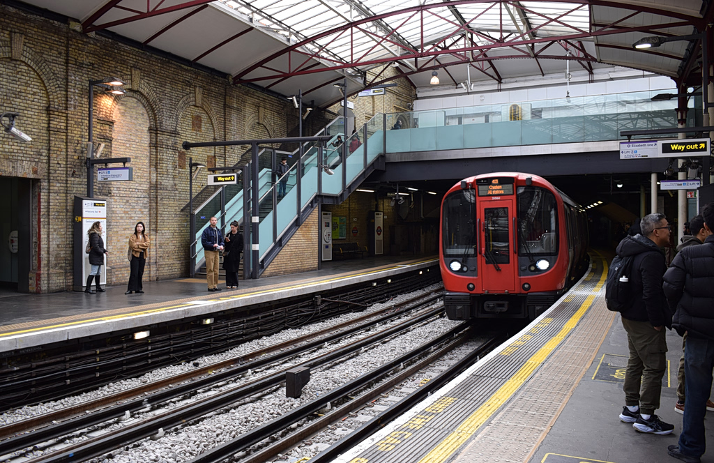 Κλειστός ο σταθμός Farringdon στο Λονδίνο: Αναφορές για διαρροή αερίου