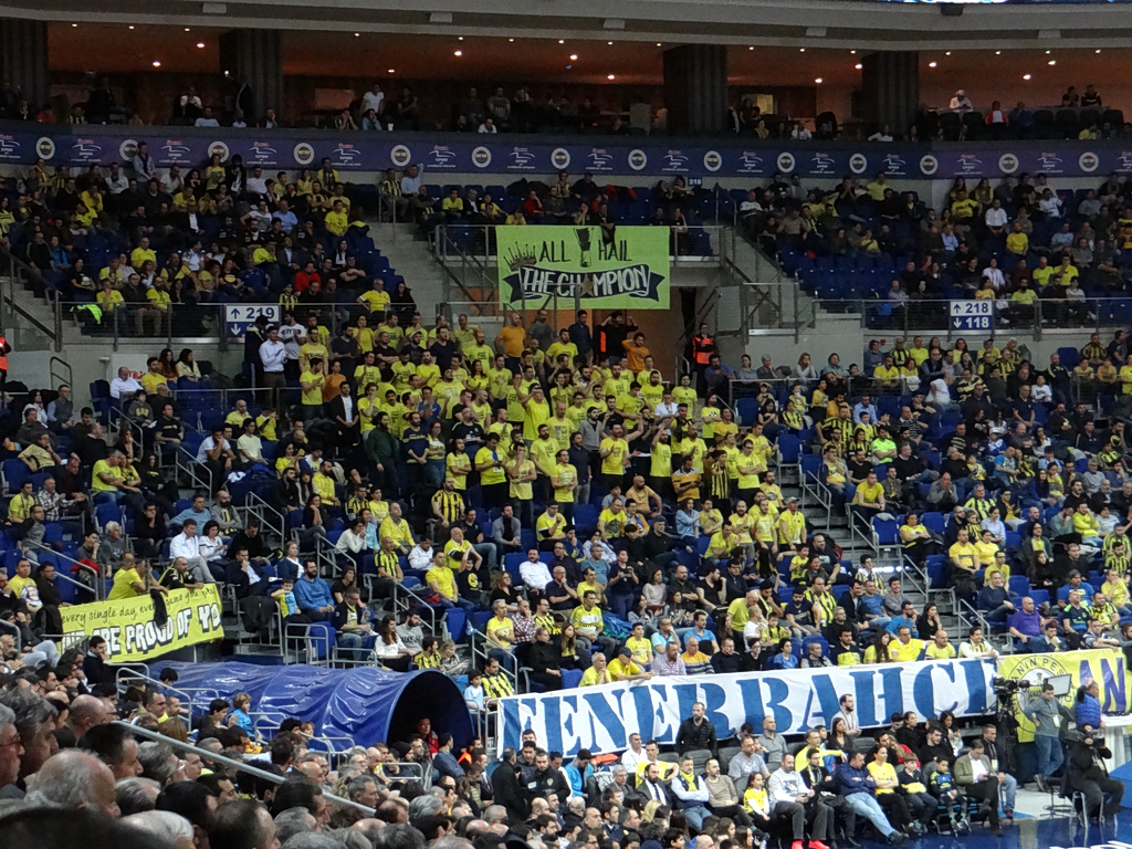 EuroLeague: Άγριος καβγάς στις εξέδρες του Μονάχου ανάμεσα σε οπαδούς της Φενερμπαχτσέ