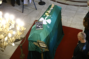 Το τελευταίο αντίο στον Γιώργο Γονιό – Με την σημαία του Παναθηναϊκού το φέρετρο