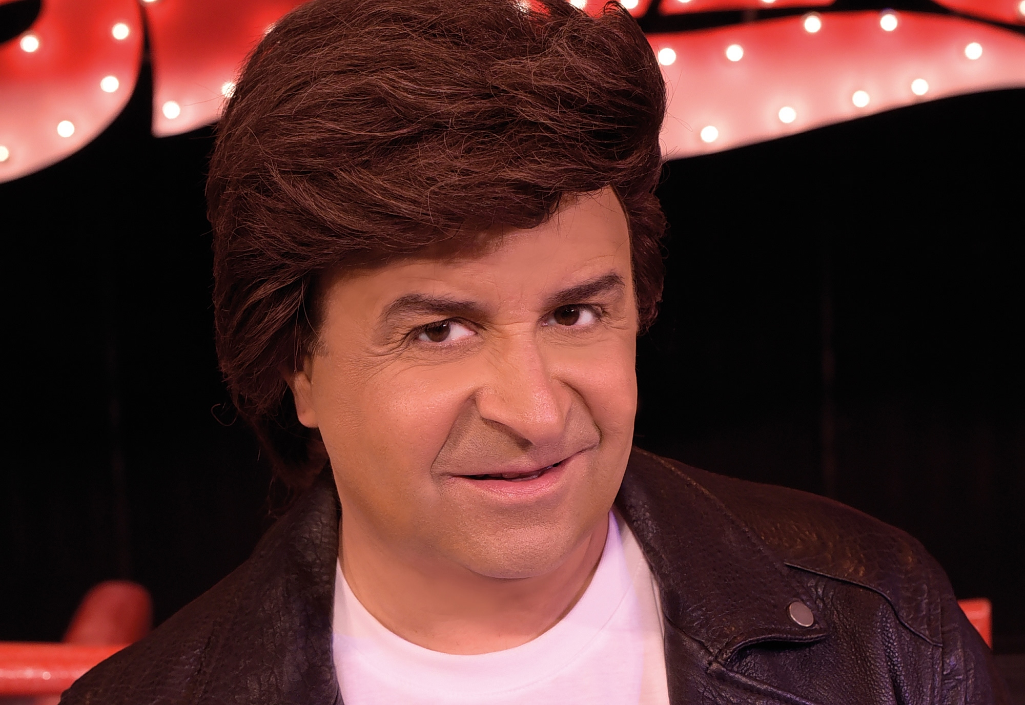 Markos by Night: &Pi;&rho;&omega;&tau;&iota;ά &sigma;&tau;&eta;&nu; &tau;&eta;&lambda;&epsilon;&theta;έ&alpha;&sigma;&eta; &tau;&omicron; &Sigma;ά&beta;&beta;&alpha;&tau;&omicron; &mu;&epsilon; &tau;&eta;&nu; &pi;&alpha;&rho;ά&sigma;&tau;&alpha;&sigma;&eta; &laquo;Greece The Musicult&raquo;