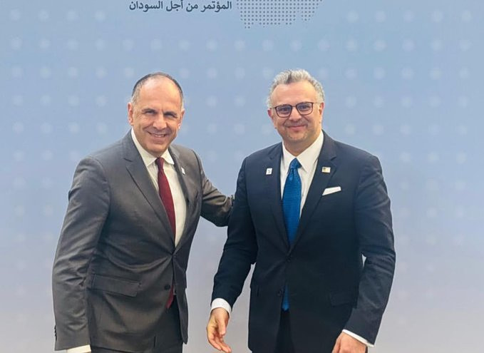 Επαφές Γεραπετρίτη στο περιθώριο της διάσκεψης για το Σουδάν – Συνάντηση και με τον απεσταλμένο των ΗΠΑ, Μασάντ Μπούλος