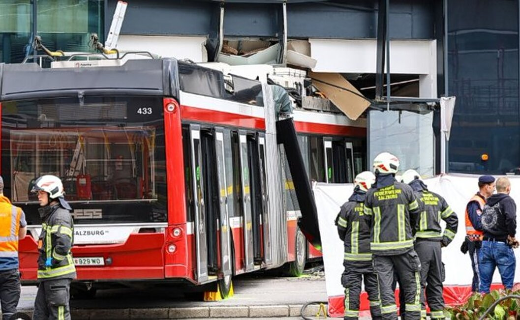 &Tau;&rho;&alpha;&gamma;&omega;&delta;ί&alpha; &sigma;&tau;&omicron; &Sigma;ά&lambda;&tau;&sigma;&mu;&pi;&omicron;&upsilon;&rho;&gamma;&kappa;: &Tau;&rho;ό&lambda;&epsilon;ϊ &mu;&pi;ή&kappa;&epsilon; &sigma;&epsilon; &sigma;&omicron;ύ&pi;&epsilon;&rho; &mu;ά&rho;&kappa;&epsilon;&tau;, &tau;&omicron;&upsilon;&lambda;ά&chi;&iota;&sigma;&tau;&omicron;&nu; έ&nu;&alpha;&sigmaf; &nu;&epsilon;&kappa;&rho;ό&sigmaf;