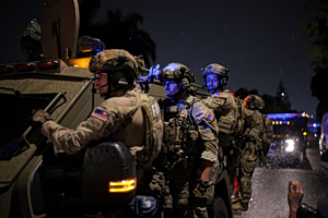 Επίθεση στο δείπνο των ανταποκριτών του Λευκού Οίκου: Πράκτορας σώθηκε από θαύμα – Η σφαίρα βρήκε το κινητό τηλέφωνο