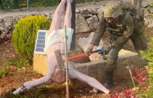 Η στιγμή που στρατιώτες των IDF βεβηλώνουν άγαλμα του Χριστού στον Λίβανο – Καταδικάστηκαν σε φυλάκιση 30 ημερών