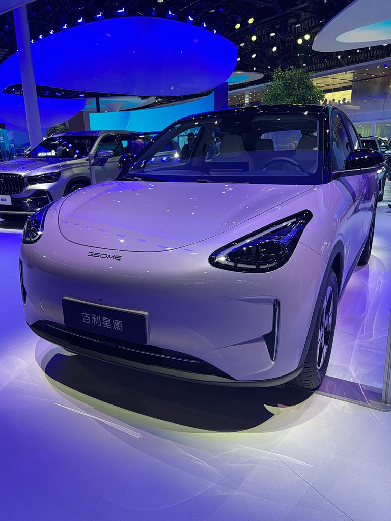 Η Geely βάζει μπροστά το πρώτο robotaxi