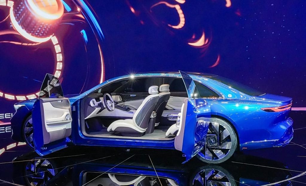Η Geely βάζει μπροστά το πρώτο robotaxi