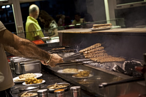 Ούτε μάγια να του έκαναν: Τον έπεισαν να πληρώσει 1.725 ευρώ για ένα κεμπάπ – Δείτε σε ποια παραλία κλαίει ο τουρίστας ακόμα