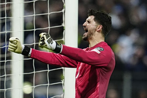 Βοσνία – Ιταλία: Τσακωμός των τερματοφυλάκων για ένα «σκονάκι» (pic)