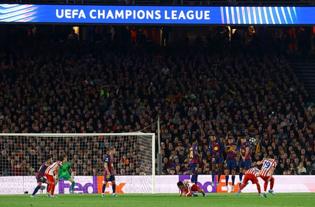 Προβάδισμα για την Ατλέτικο στο «Καμπ Νου» με εντυπωσιακό φάουλ του Άλβαρες (vid)