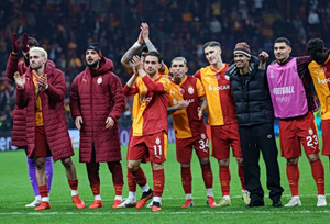 Συγκινητική κίνηση από τη Γαλατασαράι: Τίμησε τον Μιρτσέα Λουτσέσκου με πανό και ειδικά μπλουζάκια (vids)