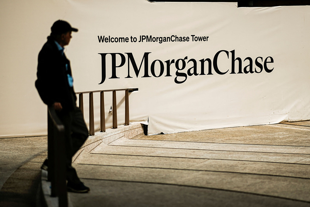 Η αστάθεια στις αγορές χρυσώνει τους τραπεζίτες