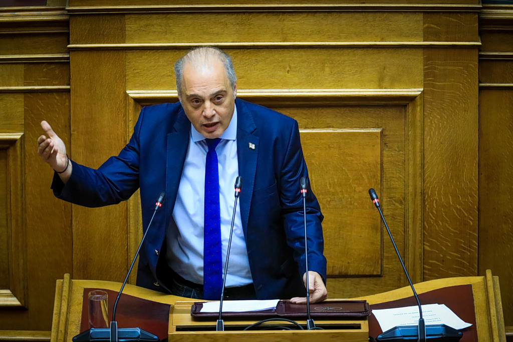 Βουλή – Στα ύψη το πολιτικό θερμόμετρο: Μητσοτάκης «ψάχνετε αφορμές διχασμού» – Ανδρουλάκης «φέρετε προσωπικά την ευθύνη για τα σκάνδαλα»