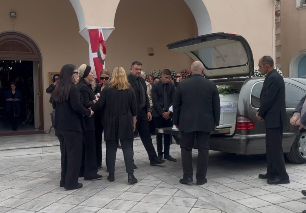 «Καλό ταξίδι αγγελούδι μου» – Θρήνος στην κηδεία της 19χρονης Μυρτούς στην Κεφαλονιά (video)