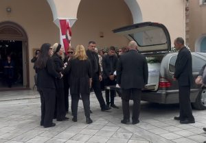 «Καλό ταξίδι αγγελούδι μου» – Θρήνος στην κηδεία της 19χρονης Μυρτούς στην Κεφαλονιά