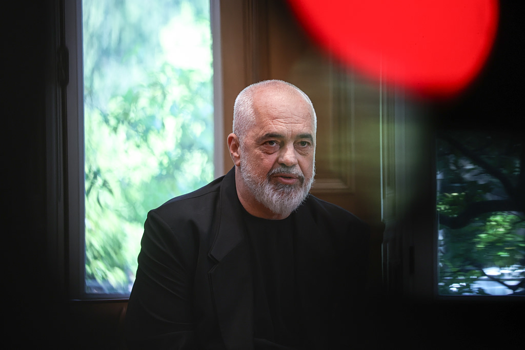 Έντι Ράμα σε Μητσοτάκη: «Απολογούμαι για την ενδυμασία μου»