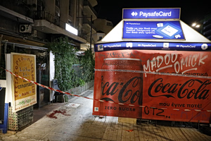 Ληστεία στα Εξάρχεια: Εκτός κινδύνου ο 50χρονος υπάλληλος περιπτέρου – Αναζητούνται οι δράστες