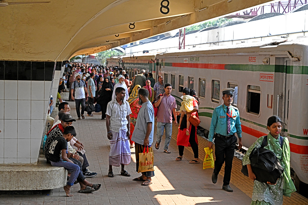 Μπανγκλαντές: Οι αρχές μείωσαν το ωράριο εργασίας για να εξοικονομήσουν ενέργεια