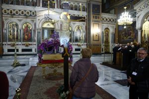 Πάσχα: Κατανυκτική και συγκινητική η Τελετή Αποκαθήλωσης σε Ελλάδα και Ιεροσόλυμα