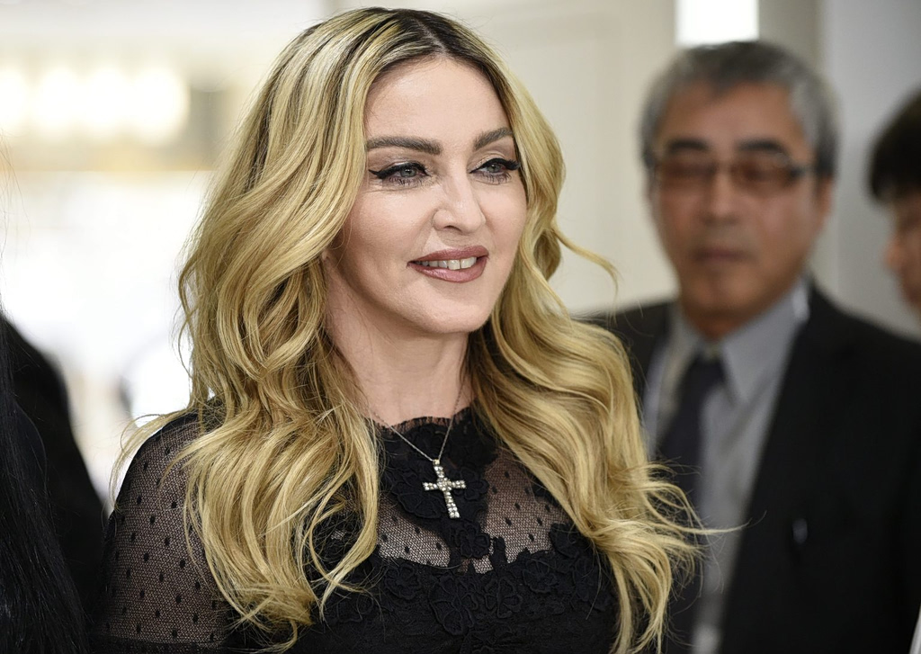 Φρενίτιδα με την επιστροφή της Madonna! Όλο το Instagram γεμάτο με τo cover του άλμπουμ της!