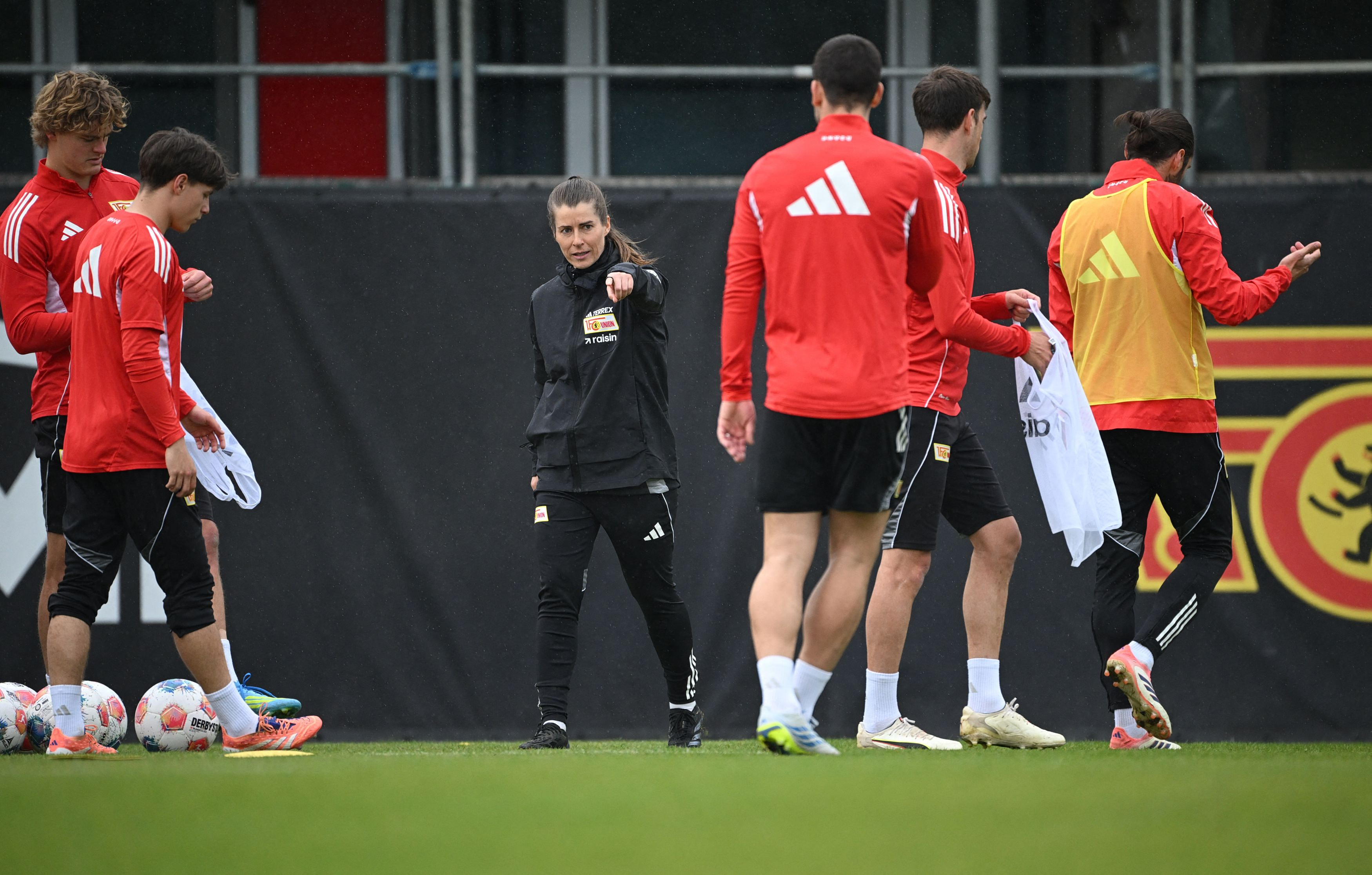 Έ&pi;&iota;&alpha;&sigma;&epsilon; &delta;&omicron;&upsilon;&lambda;&epsilon;&iota;ά &sigma;&tau;&eta;&nu; &Omicron;&upsilon;&nu;&iota;ό&nu; &Beta;&epsilon;&rho;&omicron;&lambda;ί&nu;&omicron;&upsilon; &eta; &Mu;&alpha;&rho;ί-&Lambda;&omicron;&upsilon;ί&zeta; &Epsilon;&tau;ά