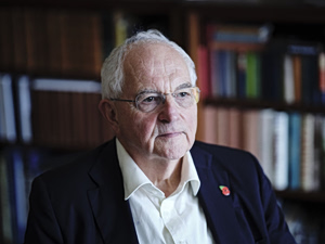 Μάρτιν Γουλφ στα ΝΕΑ: «Η παγκόσμια οικονομία θα είναι δέσμια των επιθυμιών του Ιράν»