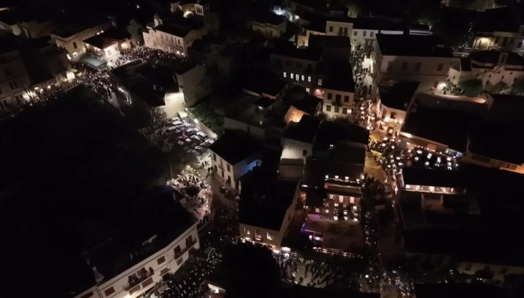 Κατάνυξη στη σκιά της Ακρόπολης: Χιλιάδες πιστοί στους Επιταφίους της Πλάκας – Εικόνες από drone